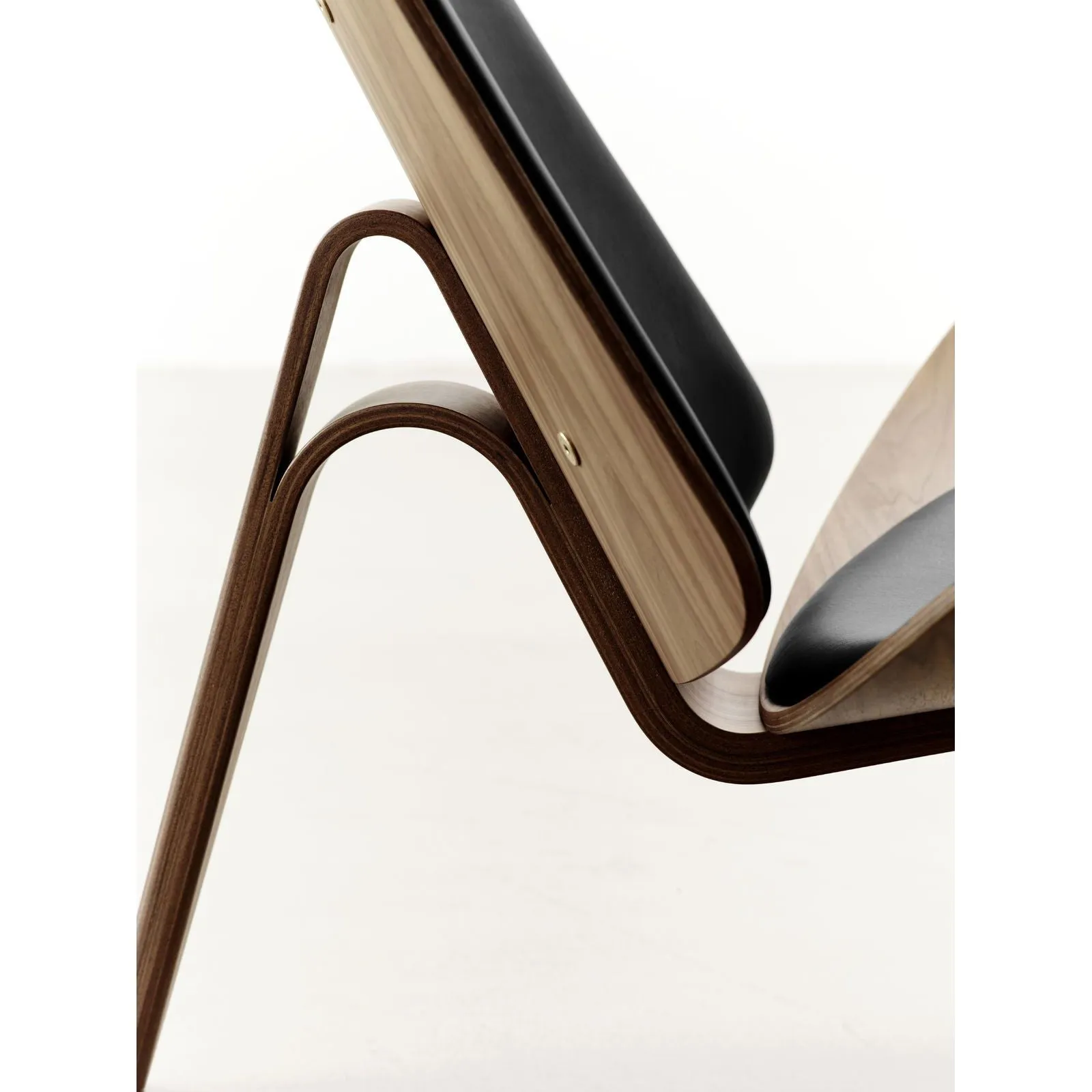 Carl Hansen Ch07 Shell Chair White Oil Oak/Black Leather Thor 301