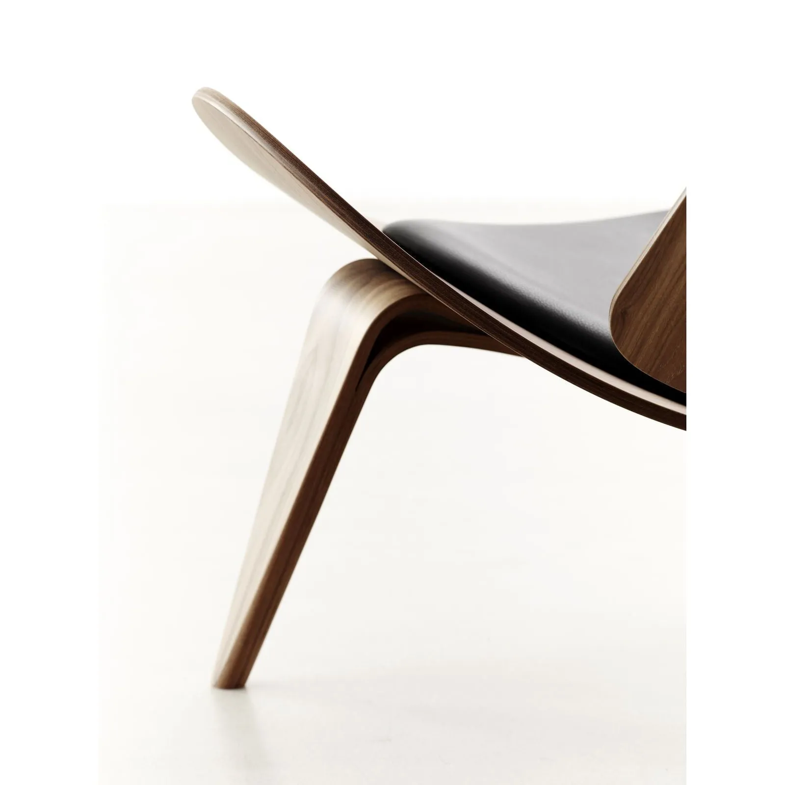 Carl Hansen Ch07 Shell Chair White Oil Oak/Black Leather Thor 301