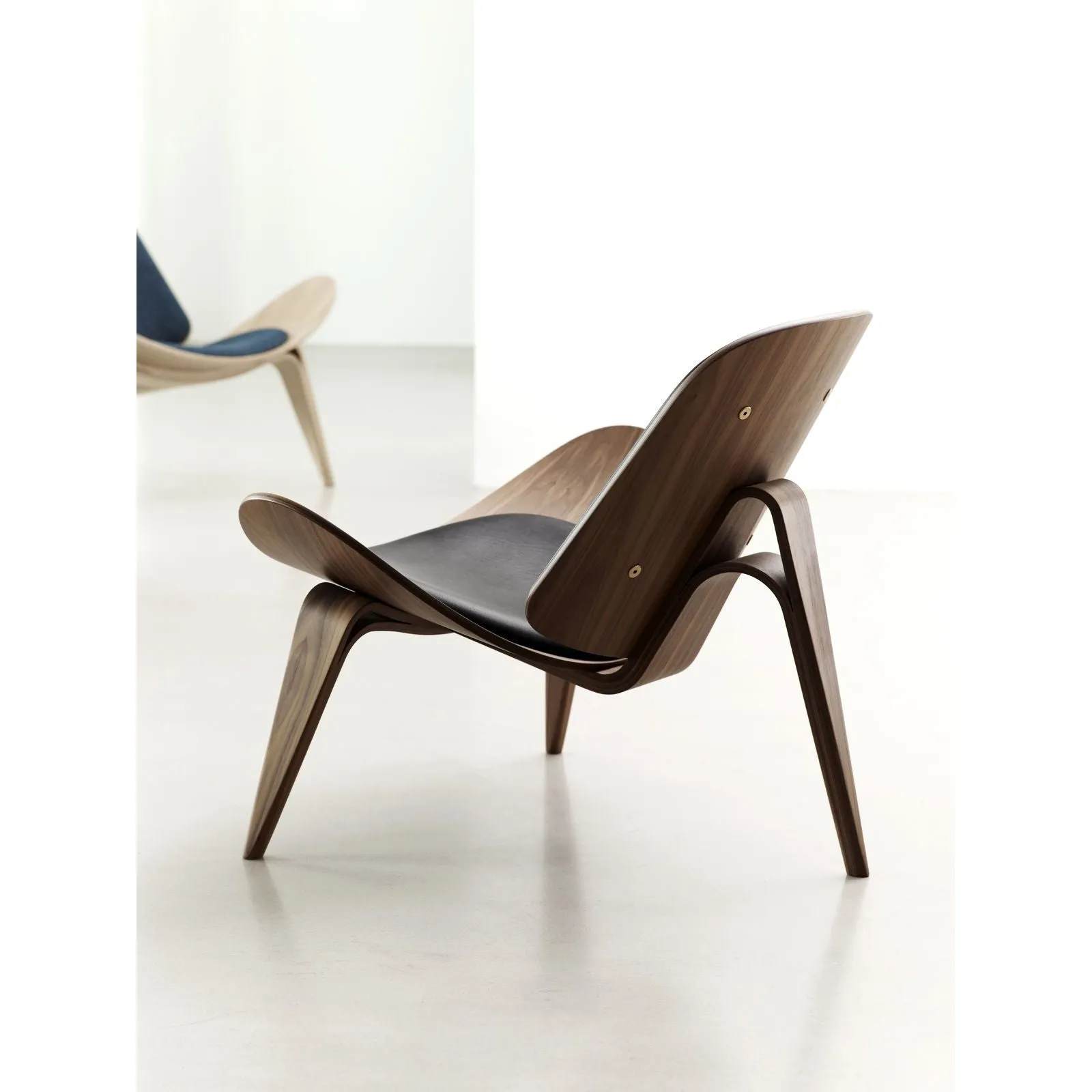 Carl Hansen Ch07 Shell Chair White Oil Oak/Black Leather Thor 301