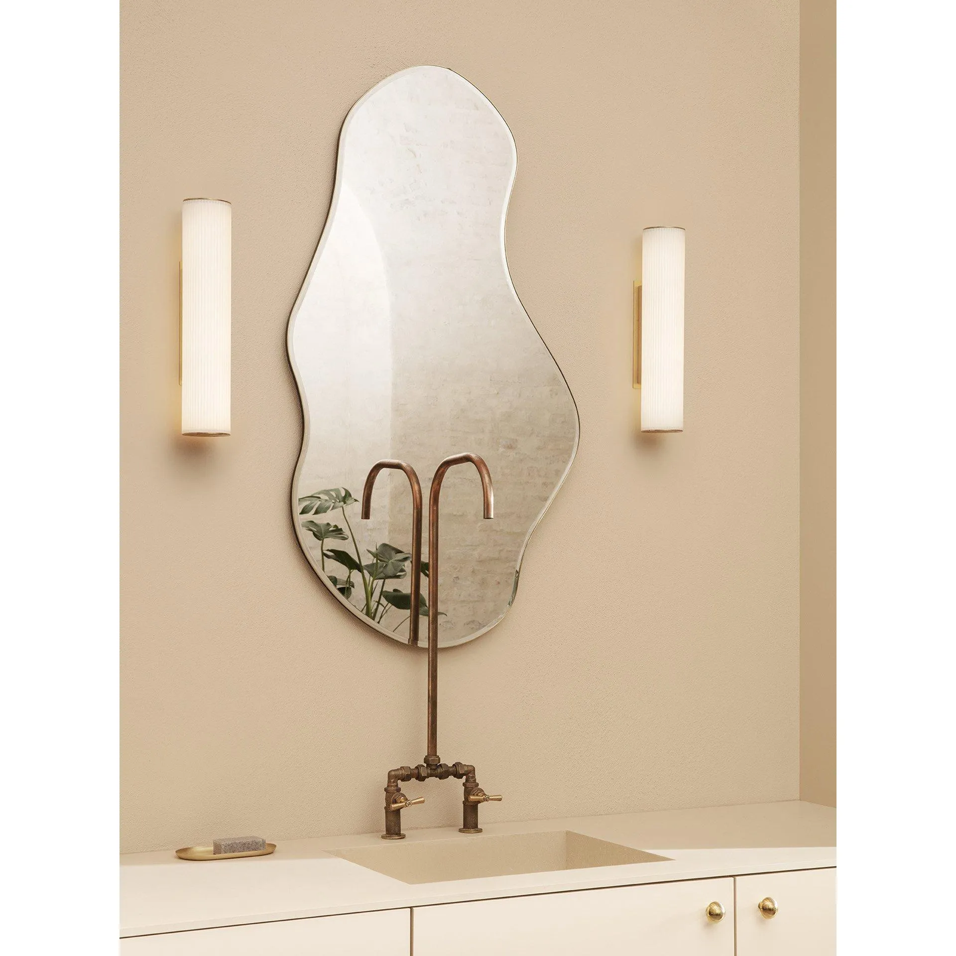 Ferm Living Vuelta Wall Lamp Brass 40 Cm, White