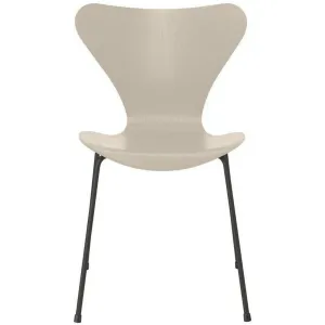Fritz Hansen Series 7 Chair Dyed Ash Light Beige Bowl, Warm Graphite Base