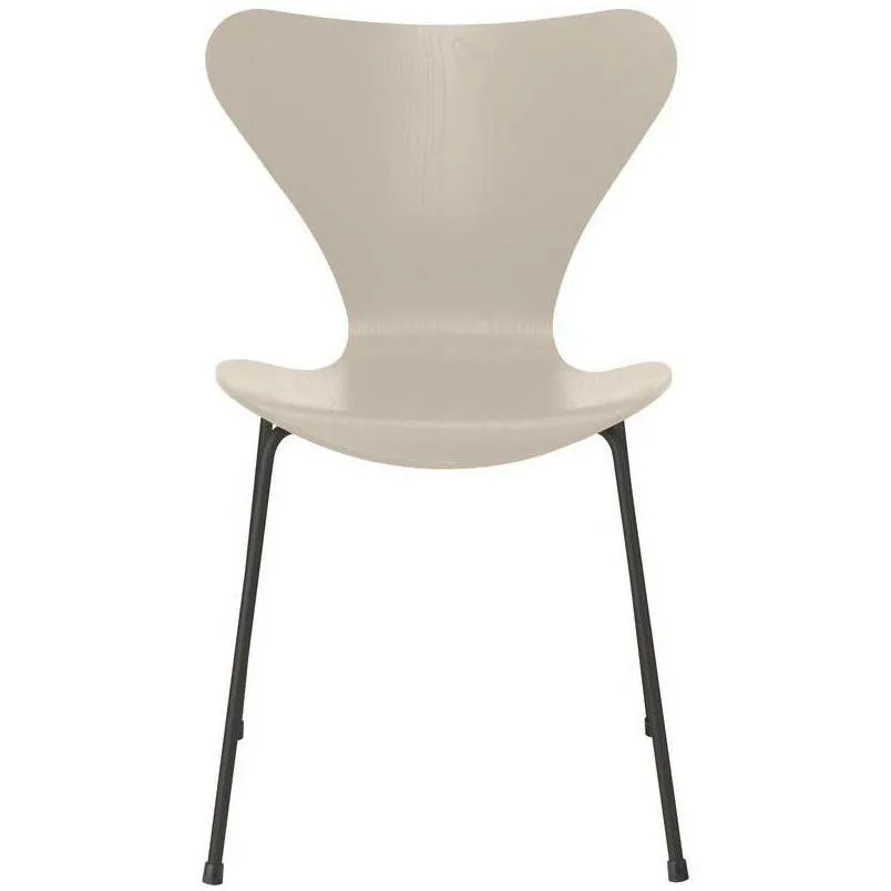 Fritz Hansen Series 7 Chair Dyed Ash Light Beige Bowl, Warm Graphite Base