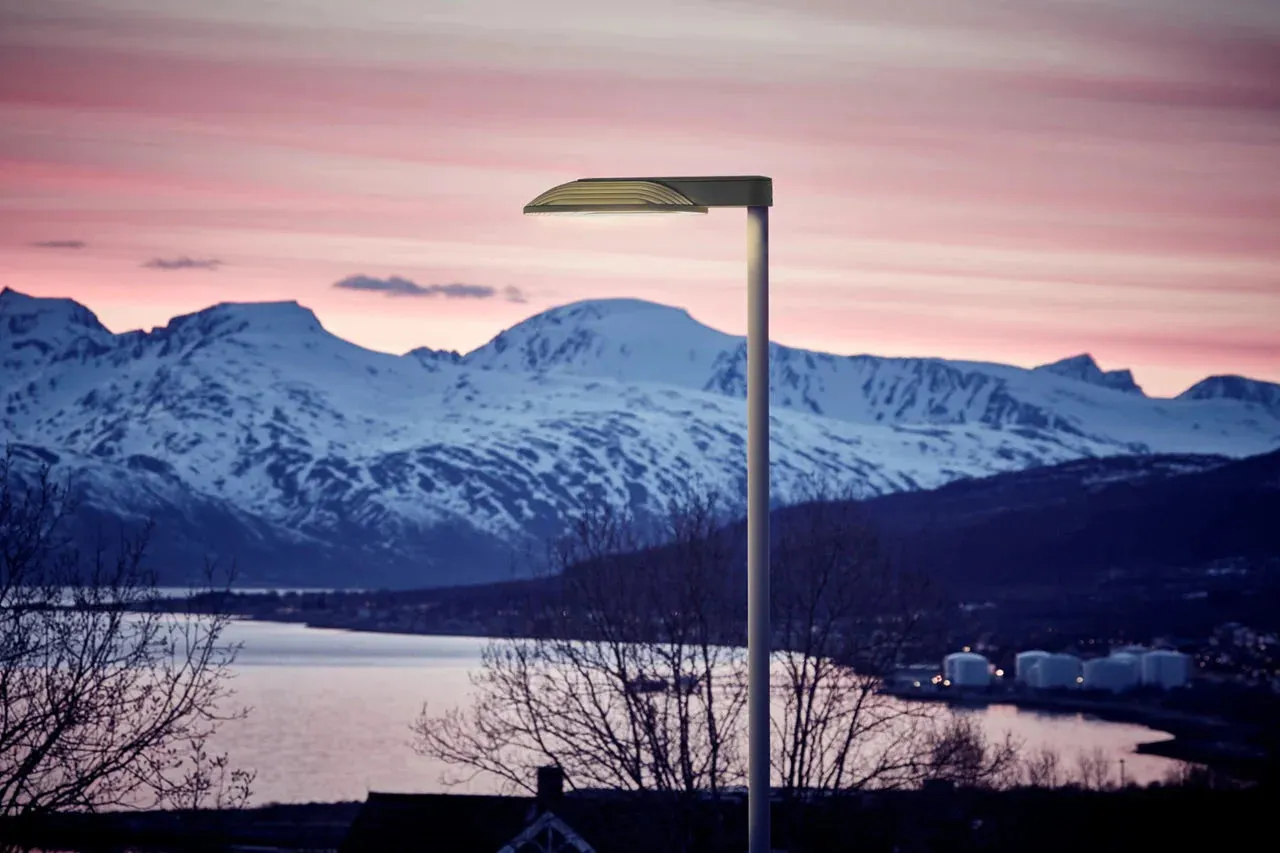 Louis Poulsen Lp Xperi Lamp Class Ii 3690 Lumens, 7.6 Cm Pole